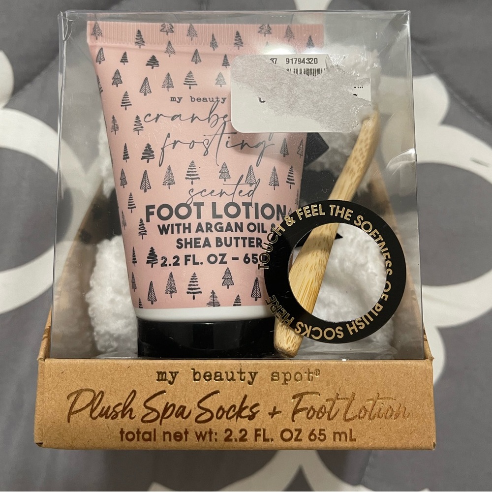 NEW My beauty spot Cranberry Frosting Foot Lotion with Plush Spa Socks